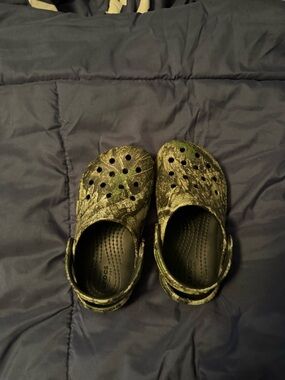 CROCS Kids Classic Clog in Moss Green Camouflage